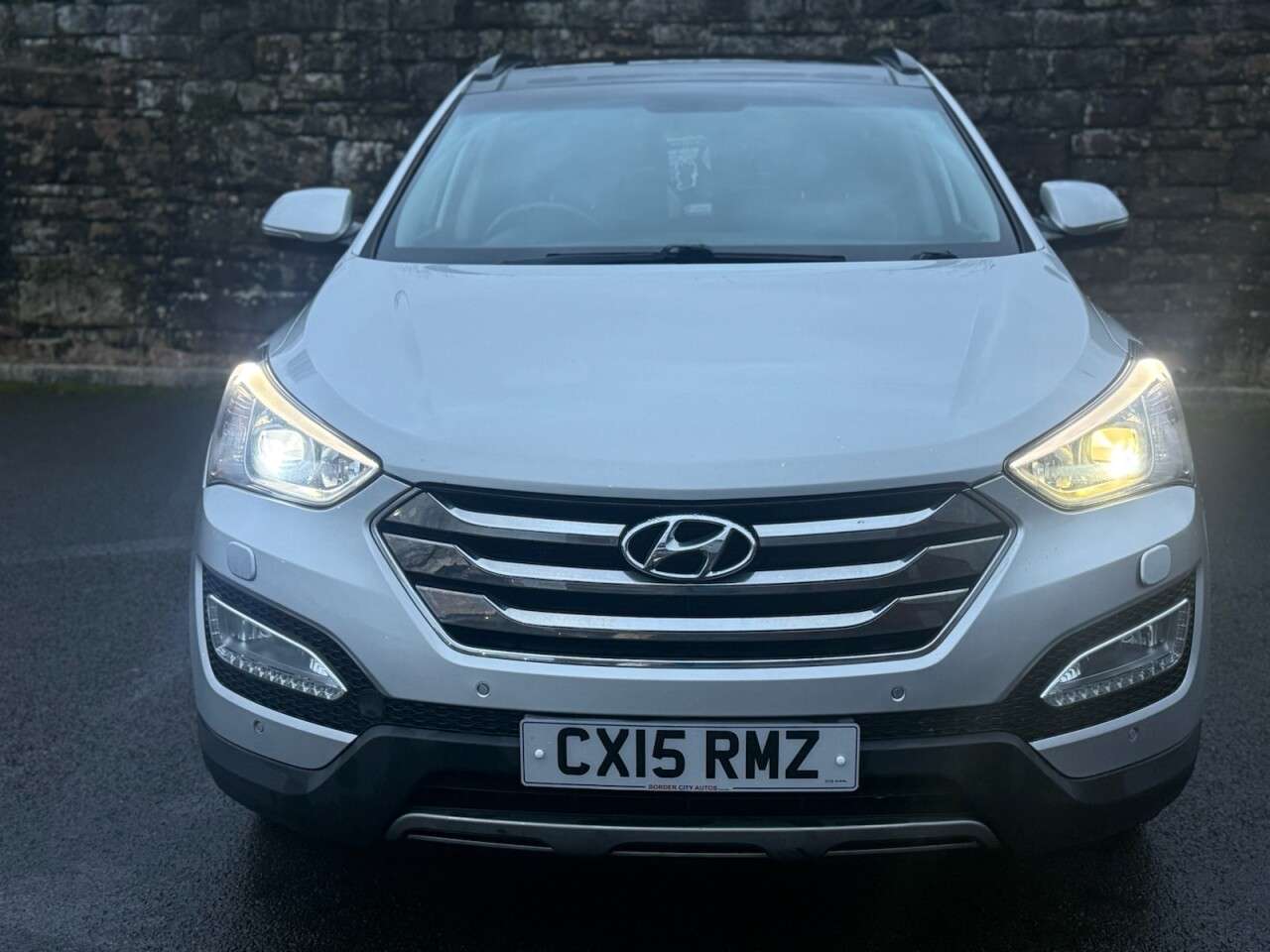 A 2015 HYUNDAI SANTA FE 2.2 CRDi Premium SE SUV 5dr Diesel Manual 4WD Euro 5 (7 seat) (194 bhp) PER A 2015 HYUNDAI SANTA FE 2.2 CRDi Premium SE SUV 5dr Diesel Manual 4WD Euro 5 (7 seat) (194 bhp) PER