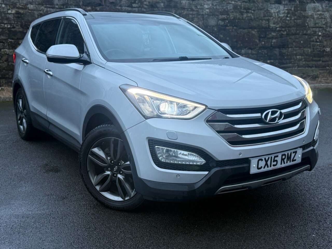 A 2015 HYUNDAI SANTA FE 2.2 CRDi Premium SE SUV 5dr Diesel Manual 4WD Euro 5 (7 seat) (194 bhp) PER A 2015 HYUNDAI SANTA FE 2.2 CRDi Premium SE SUV 5dr Diesel Manual 4WD Euro 5 (7 seat) (194 bhp) PER