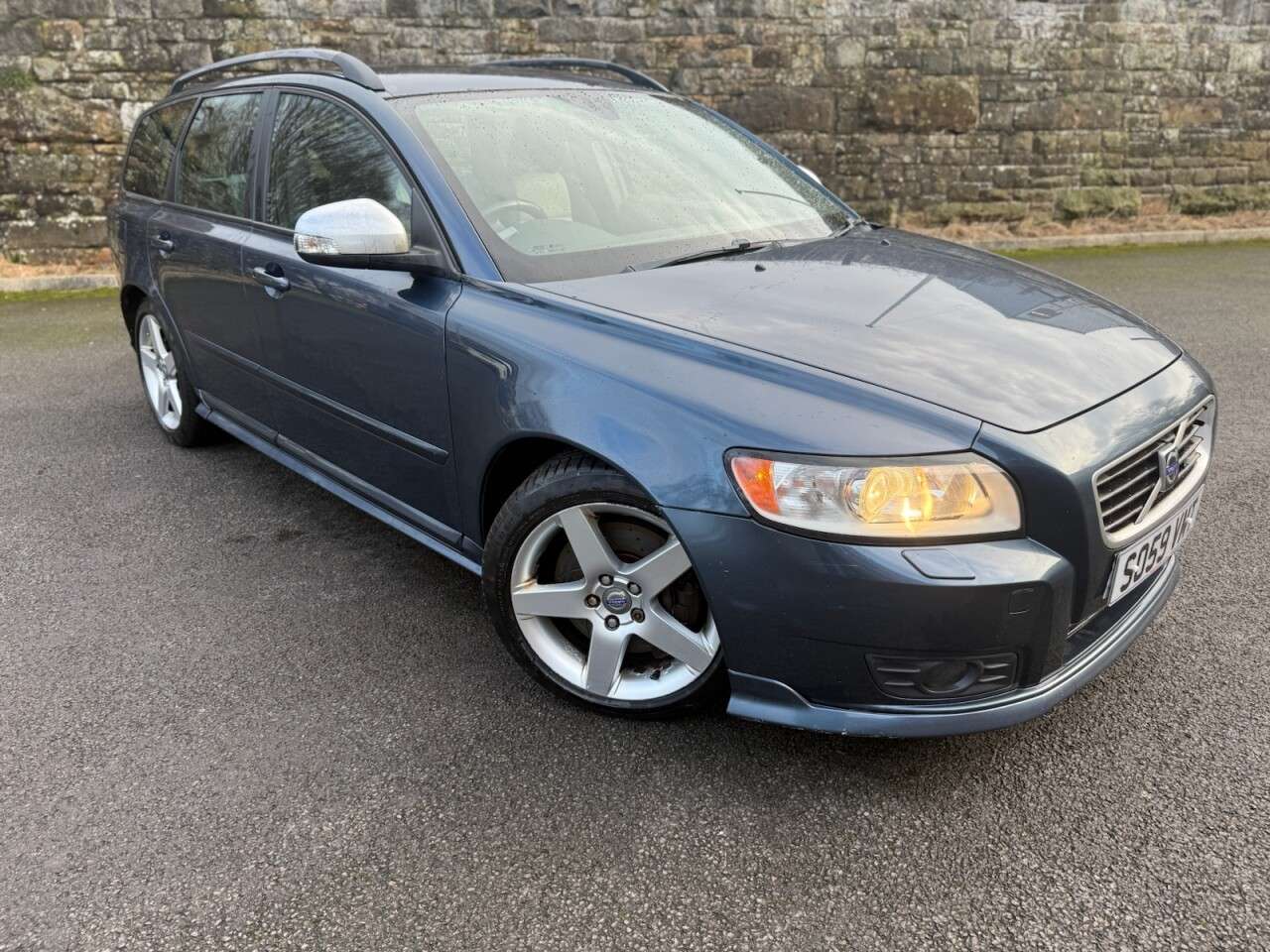 A 2009 VOLVO V50 2.0D R-Design Estate 5dr Diesel Powershift Euro 4 (136 ps) 2.0 DIESEL R DES A 2009 VOLVO V50 2.0D R-Design Estate 5dr Diesel Powershift Euro 4 (136 ps) 2.0 DIESEL R DES