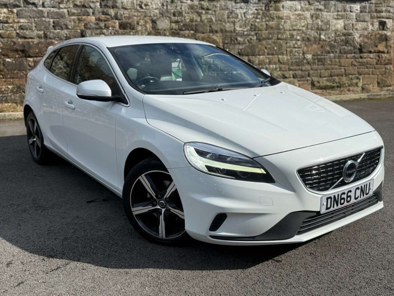 2016 VOLVO V40 2016 VOLVO V40