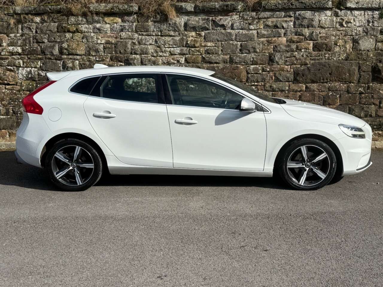 2016 VOLVO V40 2016 VOLVO V40