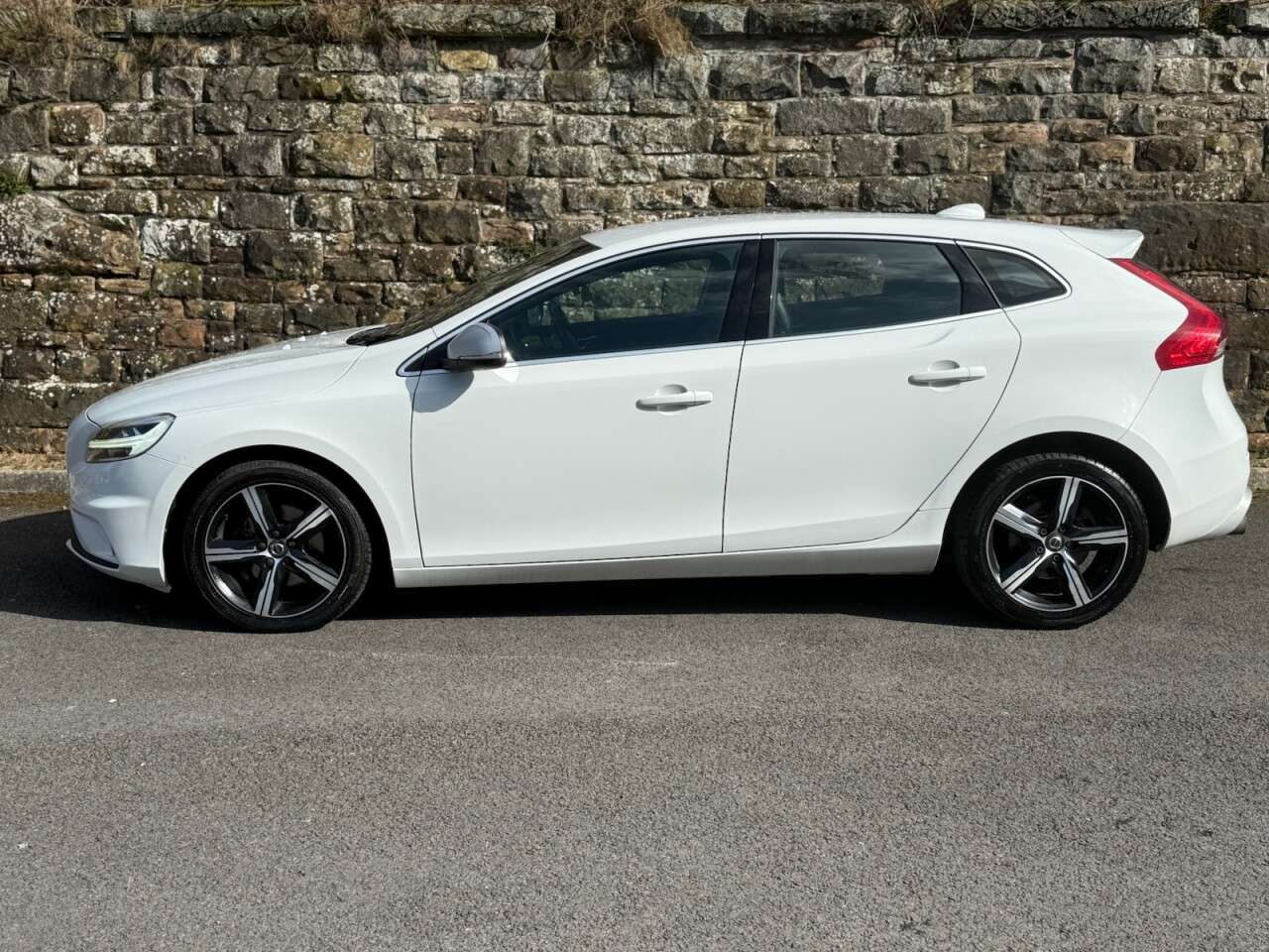 2016 VOLVO V40 2016 VOLVO V40
