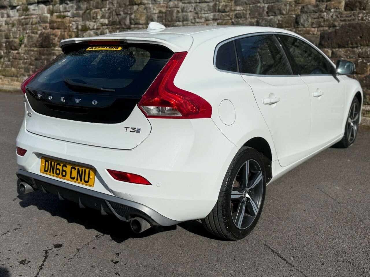 2016 VOLVO V40 2016 VOLVO V40