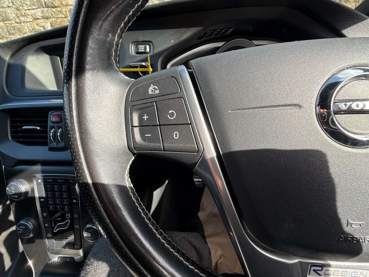 2016 VOLVO V40 2016 VOLVO V40