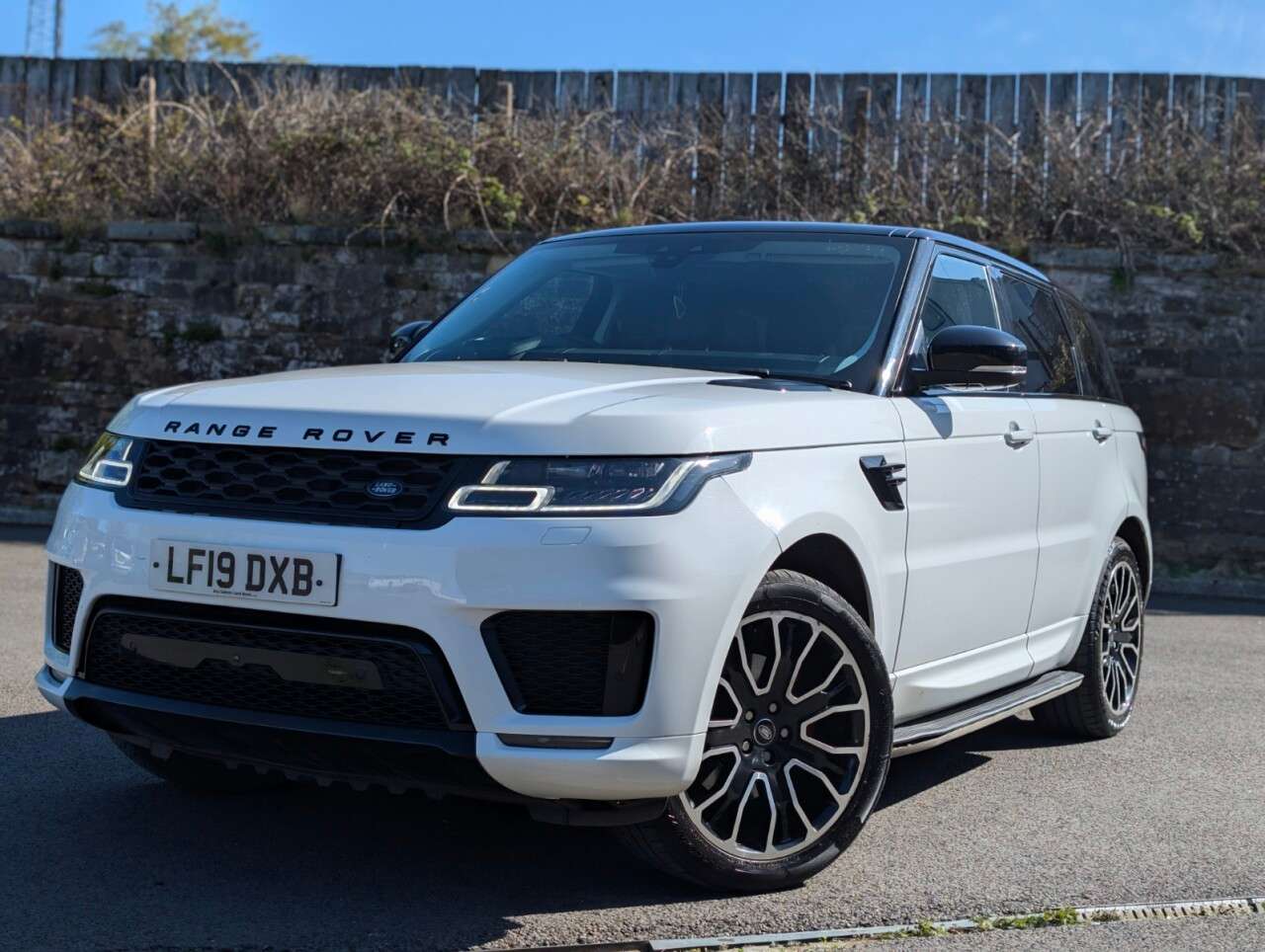 A 2019 LAND ROVER RANGE ROVER SPORT 3.0 SD V6 HSE SUV 5dr Diesel Auto 4WD Euro 6 (s/s) (306 ps) A 2019 LAND ROVER RANGE ROVER SPORT 3.0 SD V6 HSE SUV 5dr Diesel Auto 4WD Euro 6 (s/s) (306 ps)