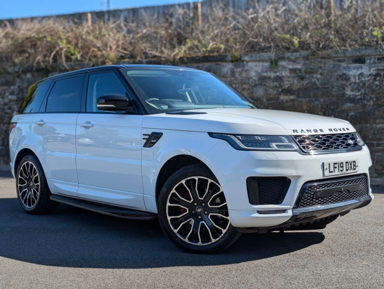 A 2019 LAND ROVER RANGE ROVER SPORT 3.0 SD V6 HSE SUV 5dr Diesel Auto 4WD Euro 6 (s/s) (306 ps) A 2019 LAND ROVER RANGE ROVER SPORT 3.0 SD V6 HSE SUV 5dr Diesel Auto 4WD Euro 6 (s/s) (306 ps)