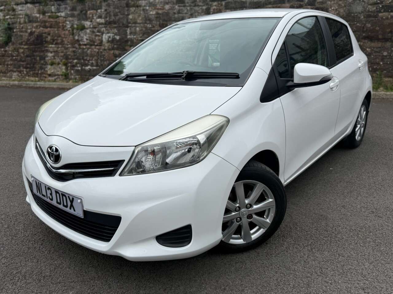 A 2013 TOYOTA YARIS 1.33 Dual VVT-i TR Hatchback 5dr Petrol Manual Euro 5 (101 ps) A 2013 TOYOTA YARIS 1.33 Dual VVT-i TR Hatchback 5dr Petrol Manual Euro 5 (101 ps)