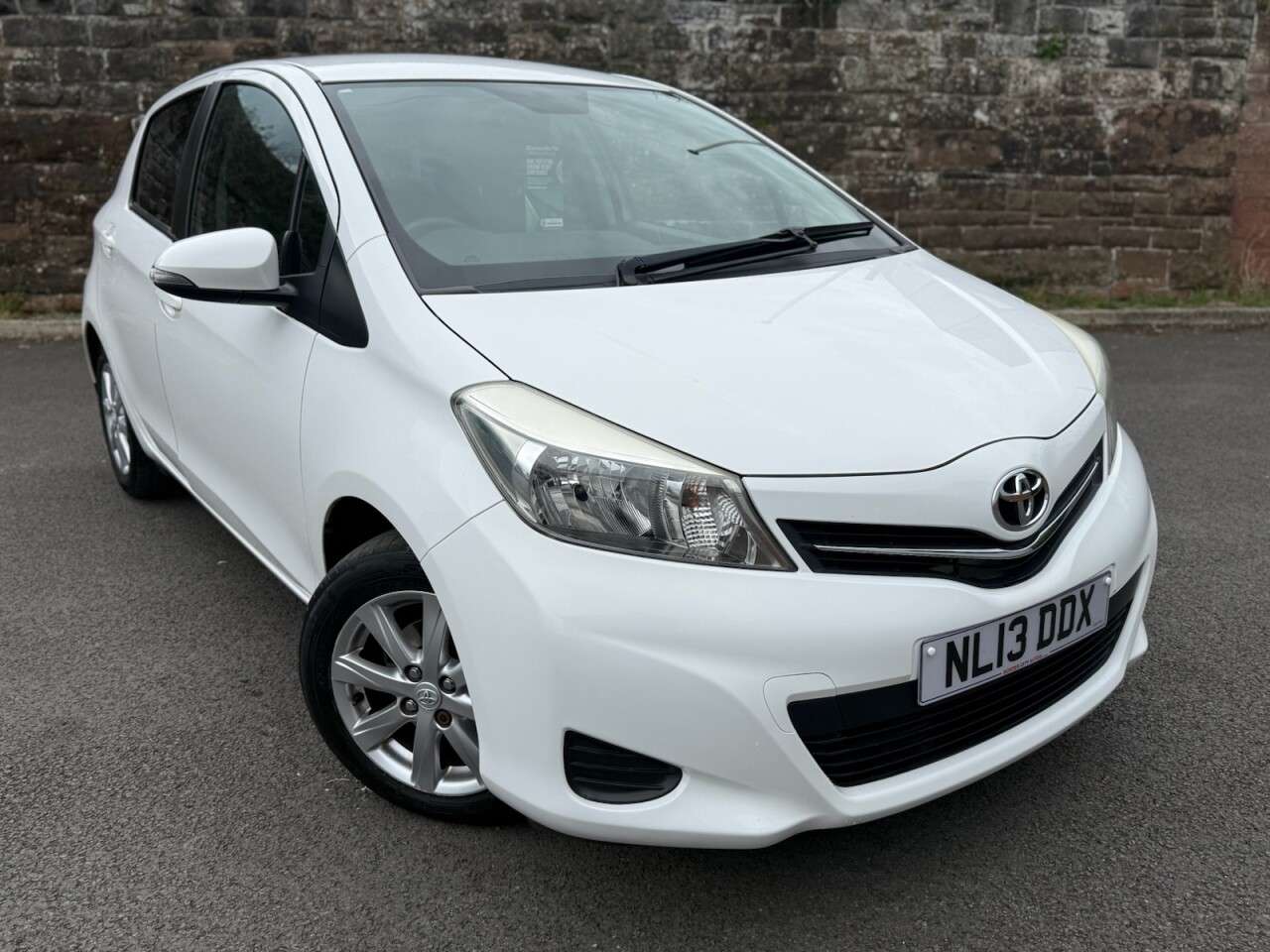 A 2013 TOYOTA YARIS 1.33 Dual VVT-i TR Hatchback 5dr Petrol Manual Euro 5 (101 ps) A 2013 TOYOTA YARIS 1.33 Dual VVT-i TR Hatchback 5dr Petrol Manual Euro 5 (101 ps)