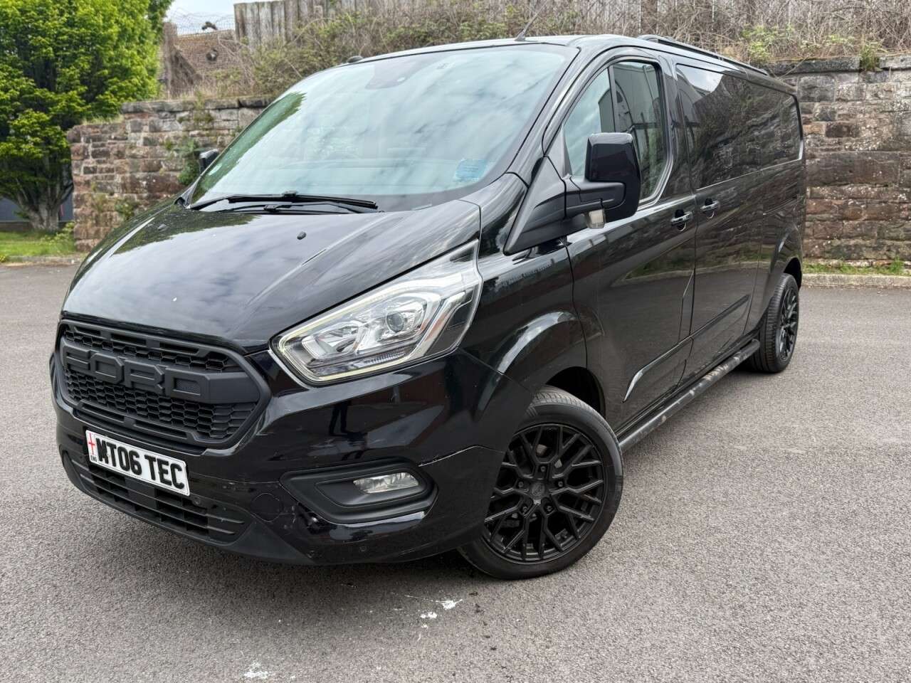 A 2019 FORD TRANSIT CUSTOM 2.0 300 EcoBlue Limited CREW CAB Van 5dr Diesel Manual L2 H1 Euro 6 (130 ps A 2019 FORD TRANSIT CUSTOM 2.0 300 EcoBlue Limited CREW CAB Van 5dr Diesel Manual L2 H1 Euro 6 (130 ps