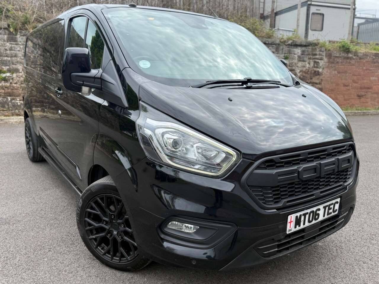A 2019 FORD TRANSIT CUSTOM 2.0 300 EcoBlue Limited CREW CAB Van 5dr Diesel Manual L2 H1 Euro 6 (130 ps A 2019 FORD TRANSIT CUSTOM 2.0 300 EcoBlue Limited CREW CAB Van 5dr Diesel Manual L2 H1 Euro 6 (130 ps