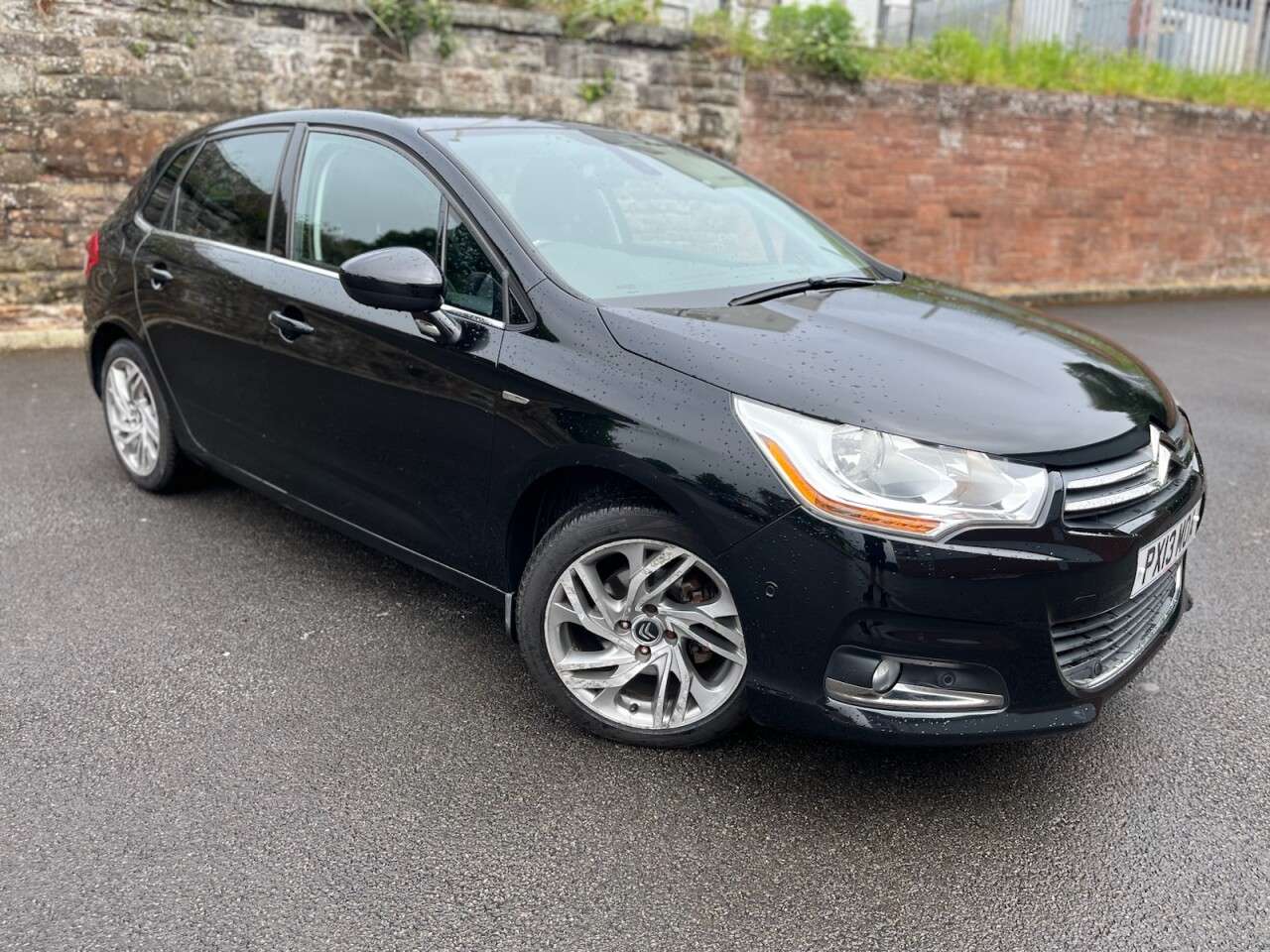 A 2013 CITROEN C4 1.6 HDi Exclusive Hatchback 5dr Diesel Manual Euro 5 (115 ps) A 2013 CITROEN C4 1.6 HDi Exclusive Hatchback 5dr Diesel Manual Euro 5 (115 ps)