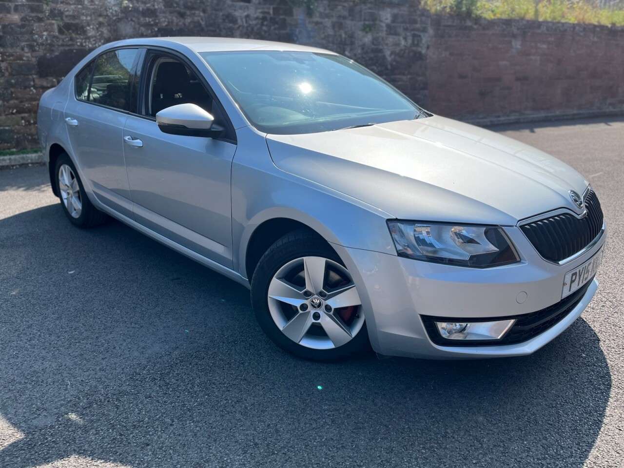 A 2015 SKODA OCTAVIA 2.0 TDI SE Hatchback 5dr Diesel DSG Euro 6 (s/s) (150 ps) A 2015 SKODA OCTAVIA 2.0 TDI SE Hatchback 5dr Diesel DSG Euro 6 (s/s) (150 ps)