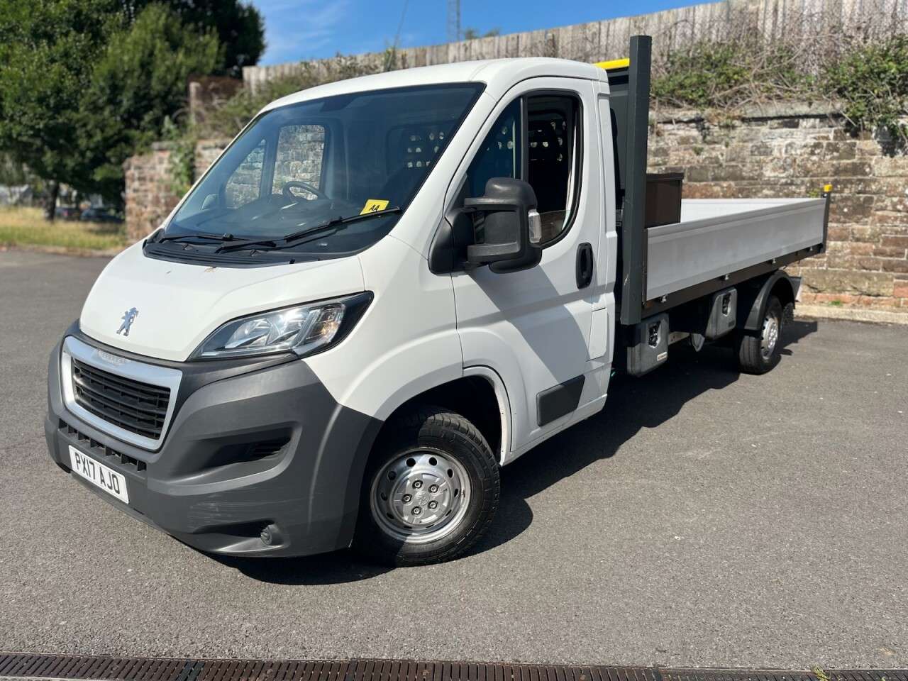 A 2017 PEUGEOT BOXER 2.2 HDi 335 Chassis Cab 4dr Diesel Manual FWD L3 (226 g/km, 130 bhp) A 2017 PEUGEOT BOXER 2.2 HDi 335 Chassis Cab 4dr Diesel Manual FWD L3 (226 g/km, 130 bhp)