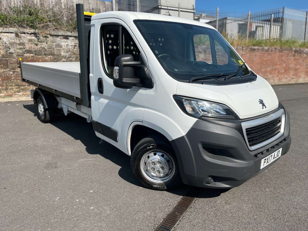 A 2017 PEUGEOT BOXER 2.2 HDi 335 Chassis Cab 4dr Diesel Manual FWD L3 (226 g/km, 130 bhp) A 2017 PEUGEOT BOXER 2.2 HDi 335 Chassis Cab 4dr Diesel Manual FWD L3 (226 g/km, 130 bhp)