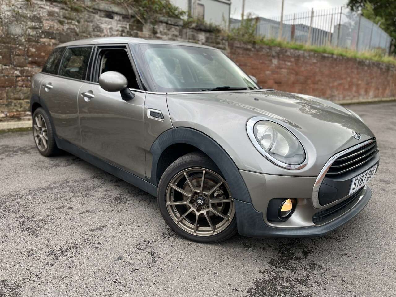A 2017 MINI MINI CLUBMAN ONE A 2017 MINI MINI CLUBMAN ONE