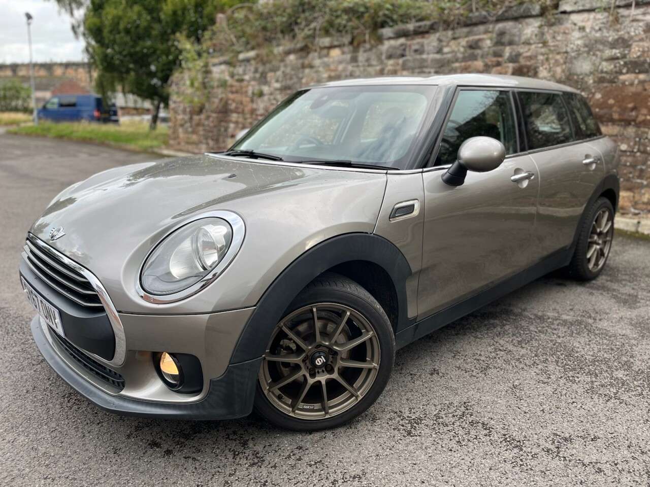 A 2017 MINI MINI CLUBMAN ONE A 2017 MINI MINI CLUBMAN ONE