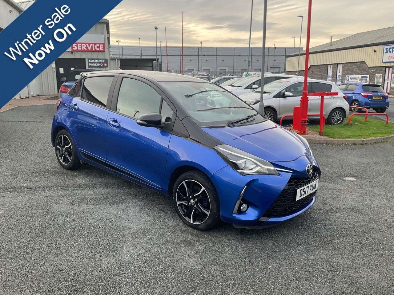 A 2017 TOYOTA YARIS 1.5 VVT-i Blue Bi-Tone Hatchback 5dr Petrol Manual Euro 6 (111 ps) A 2017 TOYOTA YARIS 1.5 VVT-i Blue Bi-Tone Hatchback 5dr Petrol Manual Euro 6 (111 ps)