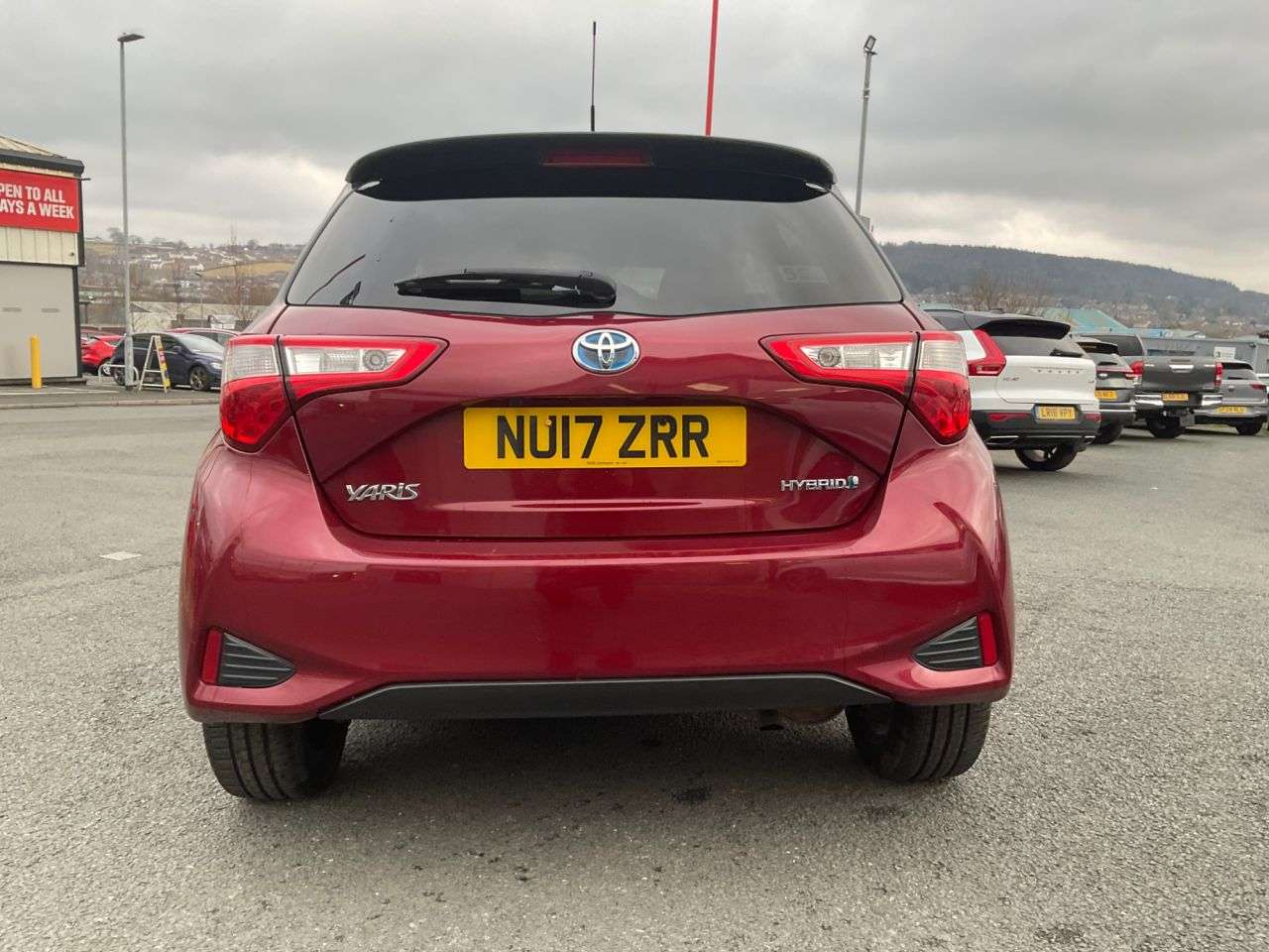 A 2023 TOYOTA YARIS 1.5 VVT-h Blue Bi-Tone Hatchback 5dr Petrol Hybrid E-CVT Euro 6 (s/s) (100 A 2023 TOYOTA YARIS 1.5 VVT-h Blue Bi-Tone Hatchback 5dr Petrol Hybrid E-CVT Euro 6 (s/s) (100