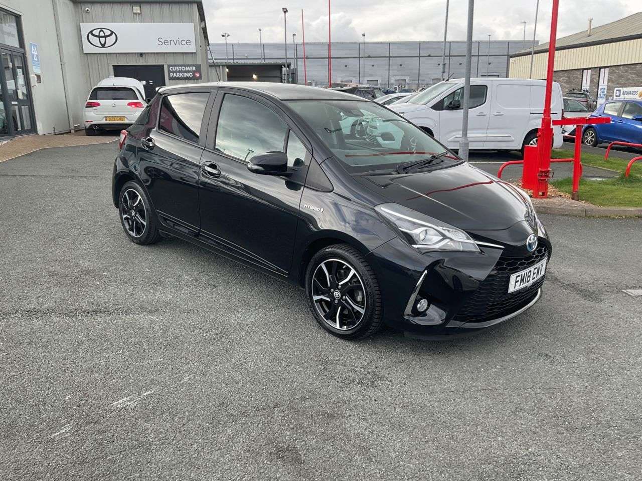 A 2018 TOYOTA YARIS 1.5 VVT-h Design Hatchback 5dr Petrol Hybrid E-CVT Euro 6 (s/s) (100 ps) A 2018 TOYOTA YARIS 1.5 VVT-h Design Hatchback 5dr Petrol Hybrid E-CVT Euro 6 (s/s) (100 ps)