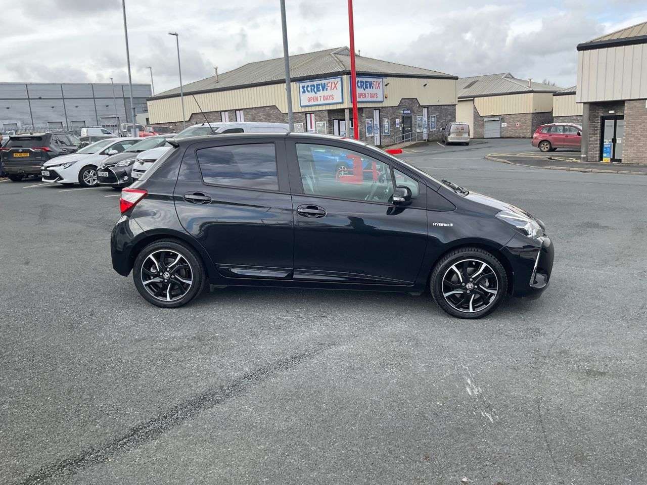 A 2018 TOYOTA YARIS 1.5 VVT-h Design Hatchback 5dr Petrol Hybrid E-CVT Euro 6 (s/s) (100 ps) A 2018 TOYOTA YARIS 1.5 VVT-h Design Hatchback 5dr Petrol Hybrid E-CVT Euro 6 (s/s) (100 ps)