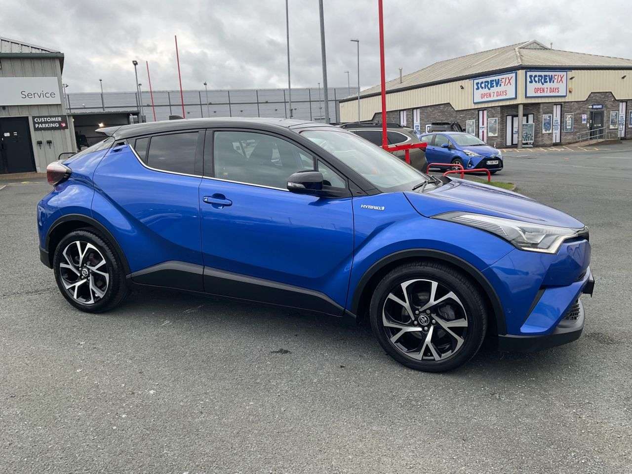 A 2017 TOYOTA C-HR 1.8 VVT-h Dynamic SUV 5dr Petrol Hybrid CVT Euro 6 (s/s) (122 ps) A 2017 TOYOTA C-HR 1.8 VVT-h Dynamic SUV 5dr Petrol Hybrid CVT Euro 6 (s/s) (122 ps)