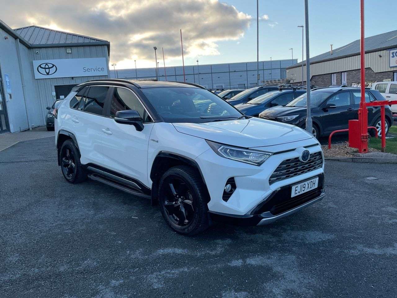 A 2019 TOYOTA RAV4 2.5 VVT-h Dynamic SUV 5dr Petrol Hybrid CVT 4WD Euro 6 (s/s) (222 ps) A 2019 TOYOTA RAV4 2.5 VVT-h Dynamic SUV 5dr Petrol Hybrid CVT 4WD Euro 6 (s/s) (222 ps)