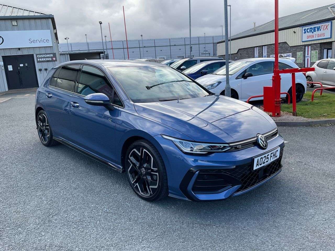 A 2025 VOLKSWAGEN GOLF 1.5 eTSI MHEV R-Line Hatchback 5dr Petrol Hybrid DSG Euro 6 (s/s) (150 ps) A 2025 VOLKSWAGEN GOLF 1.5 eTSI MHEV R-Line Hatchback 5dr Petrol Hybrid DSG Euro 6 (s/s) (150 ps)