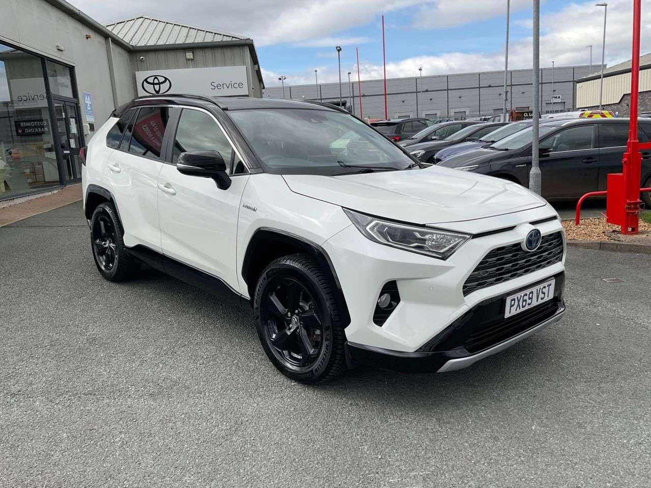 A 2019 TOYOTA RAV4 2.5 VVT-h Dynamic SUV 5dr Petrol Hybrid CVT 4WD Euro 6 (s/s) (222 ps) A 2019 TOYOTA RAV4 2.5 VVT-h Dynamic SUV 5dr Petrol Hybrid CVT 4WD Euro 6 (s/s) (222 ps)