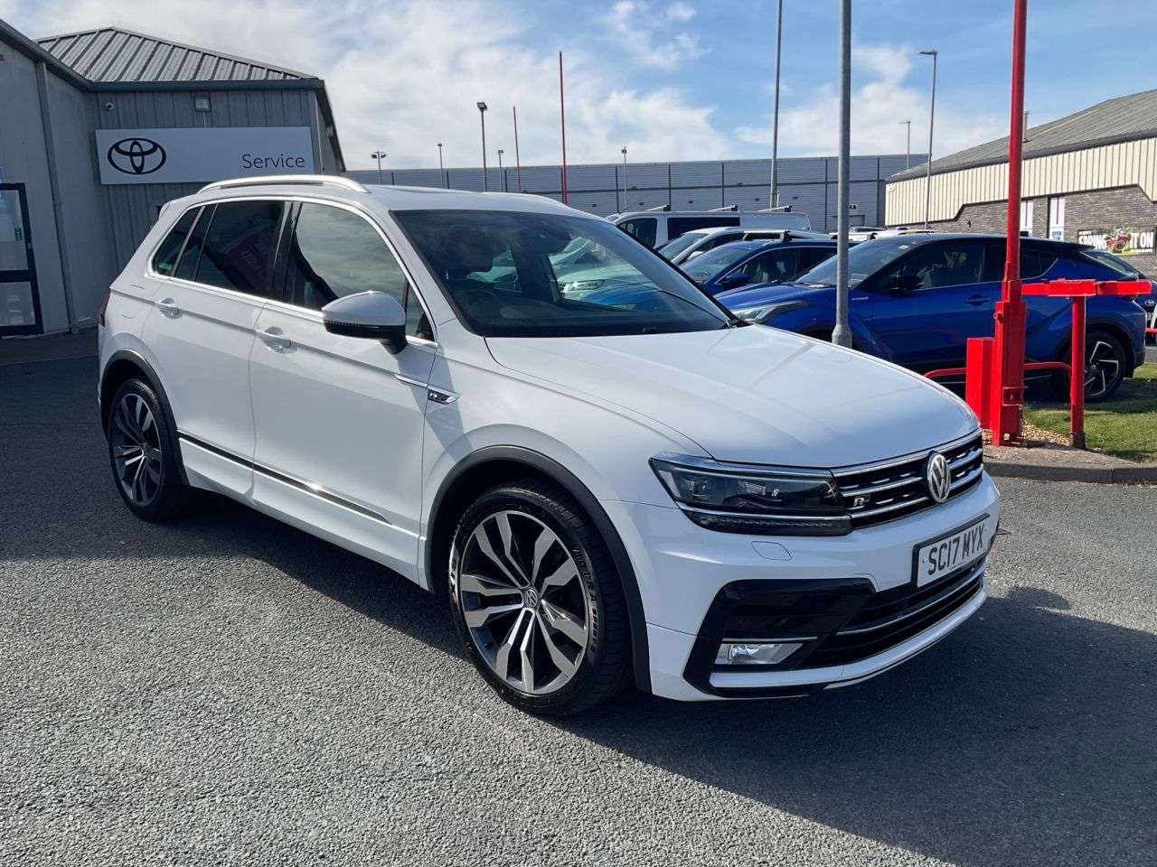 A 2017 VOLKSWAGEN TIGUAN 2.0 TDI BlueMotion Tech R-Line SUV 5dr Diesel DSG 4Motion Euro 6 (s/s) (190 A 2017 VOLKSWAGEN TIGUAN 2.0 TDI BlueMotion Tech R-Line SUV 5dr Diesel DSG 4Motion Euro 6 (s/s) (190