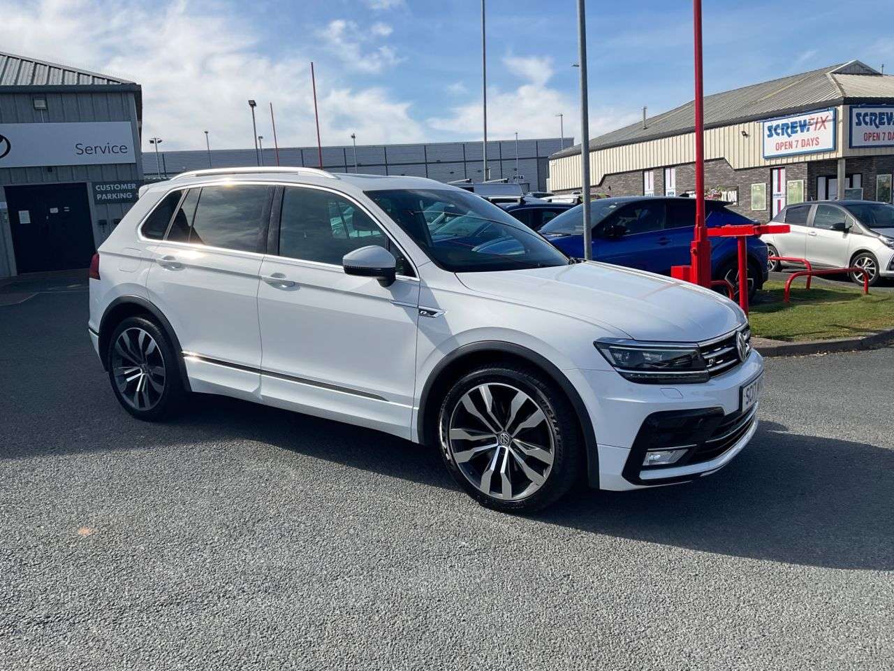 A 2017 VOLKSWAGEN TIGUAN 2.0 TDI BlueMotion Tech R-Line SUV 5dr Diesel DSG 4Motion Euro 6 (s/s) (190 A 2017 VOLKSWAGEN TIGUAN 2.0 TDI BlueMotion Tech R-Line SUV 5dr Diesel DSG 4Motion Euro 6 (s/s) (190