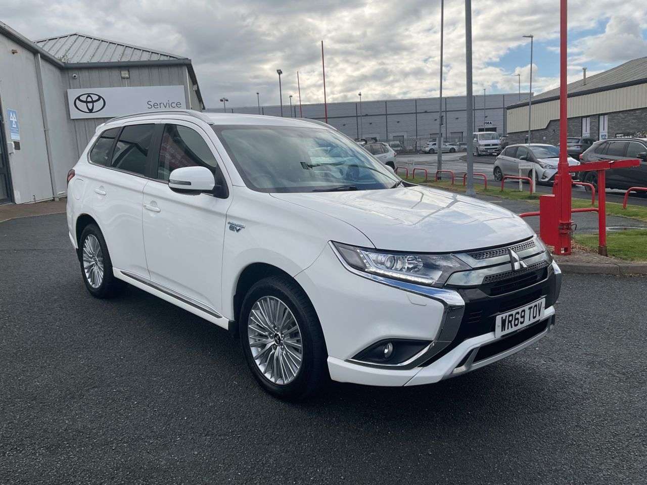 A 2019 MITSUBISHI OUTLANDER 2.4h TwinMotor 13.8kWh Design SUV 5dr Petrol Plug-in Hybrid CVT 4WD Euro 6 A 2019 MITSUBISHI OUTLANDER 2.4h TwinMotor 13.8kWh Design SUV 5dr Petrol Plug-in Hybrid CVT 4WD Euro 6