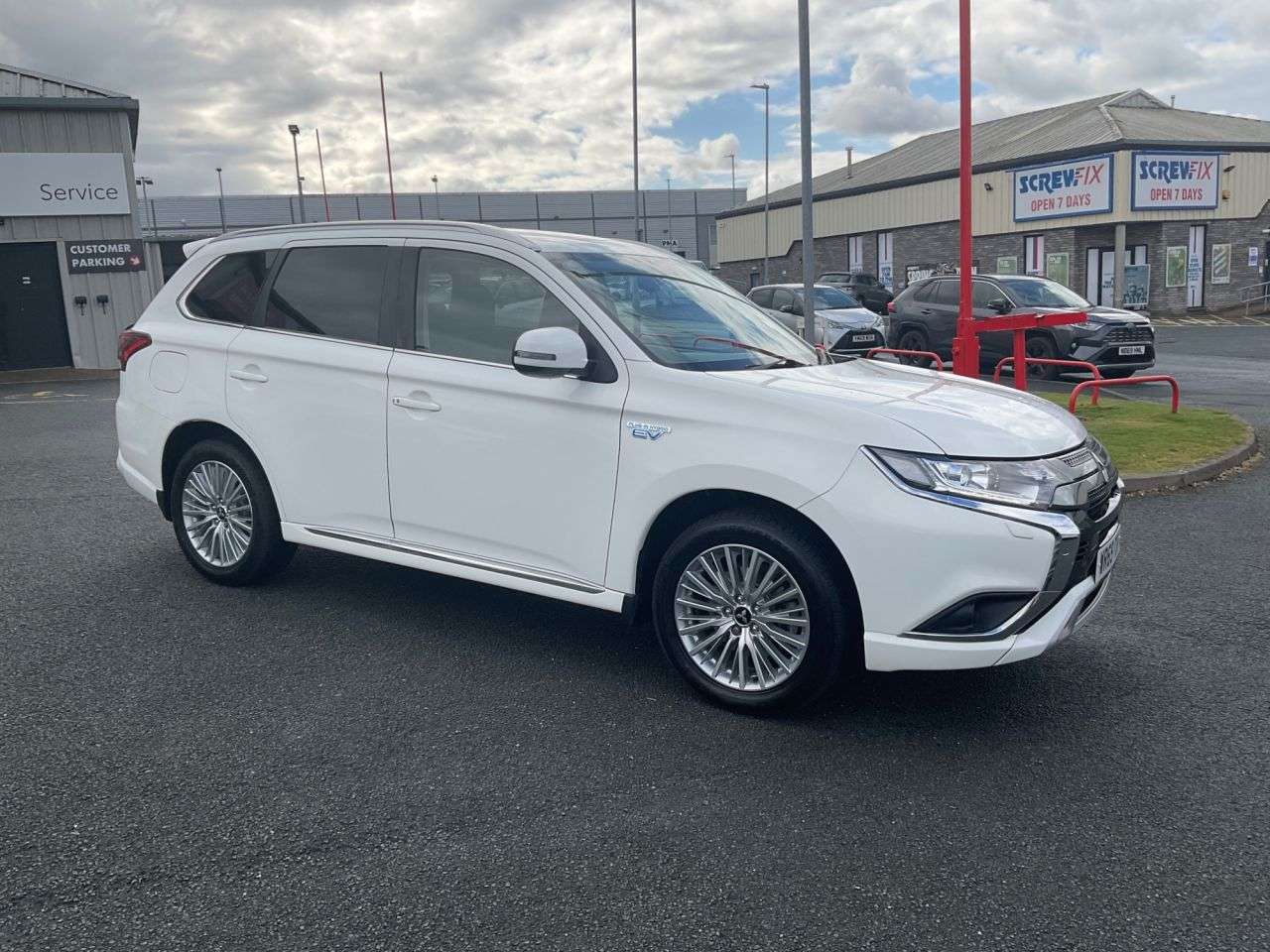 A 2019 MITSUBISHI OUTLANDER 2.4h TwinMotor 13.8kWh Design SUV 5dr Petrol Plug-in Hybrid CVT 4WD Euro 6 A 2019 MITSUBISHI OUTLANDER 2.4h TwinMotor 13.8kWh Design SUV 5dr Petrol Plug-in Hybrid CVT 4WD Euro 6