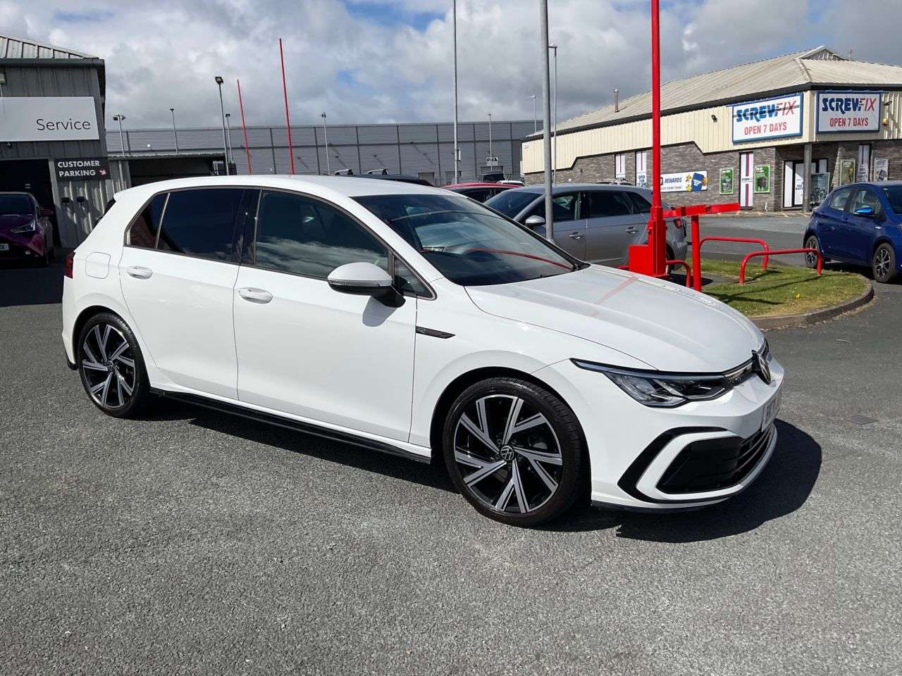 A 2021 VOLKSWAGEN GOLF 1.5 eTSI MHEV R-Line Hatchback 5dr Petrol Hybrid DSG Euro 6 (s/s) (150 ps) A 2021 VOLKSWAGEN GOLF 1.5 eTSI MHEV R-Line Hatchback 5dr Petrol Hybrid DSG Euro 6 (s/s) (150 ps)