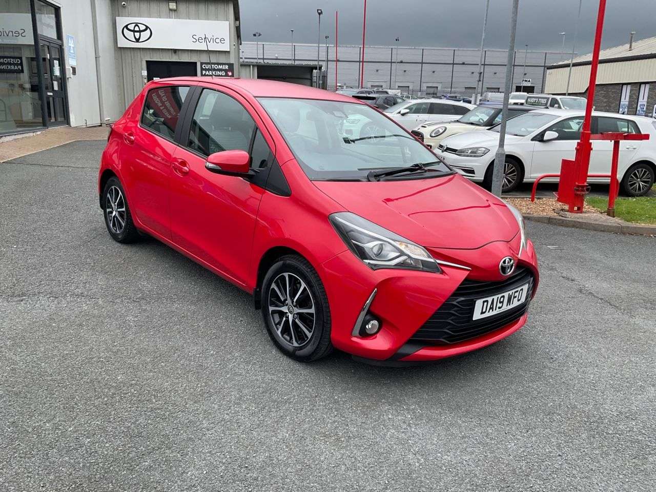 A 2019 TOYOTA YARIS 1.5 VVT-i Icon Tech Hatchback 5dr Petrol Manual Euro 6 (111 ps) Nav Camera A 2019 TOYOTA YARIS 1.5 VVT-i Icon Tech Hatchback 5dr Petrol Manual Euro 6 (111 ps) Nav Camera