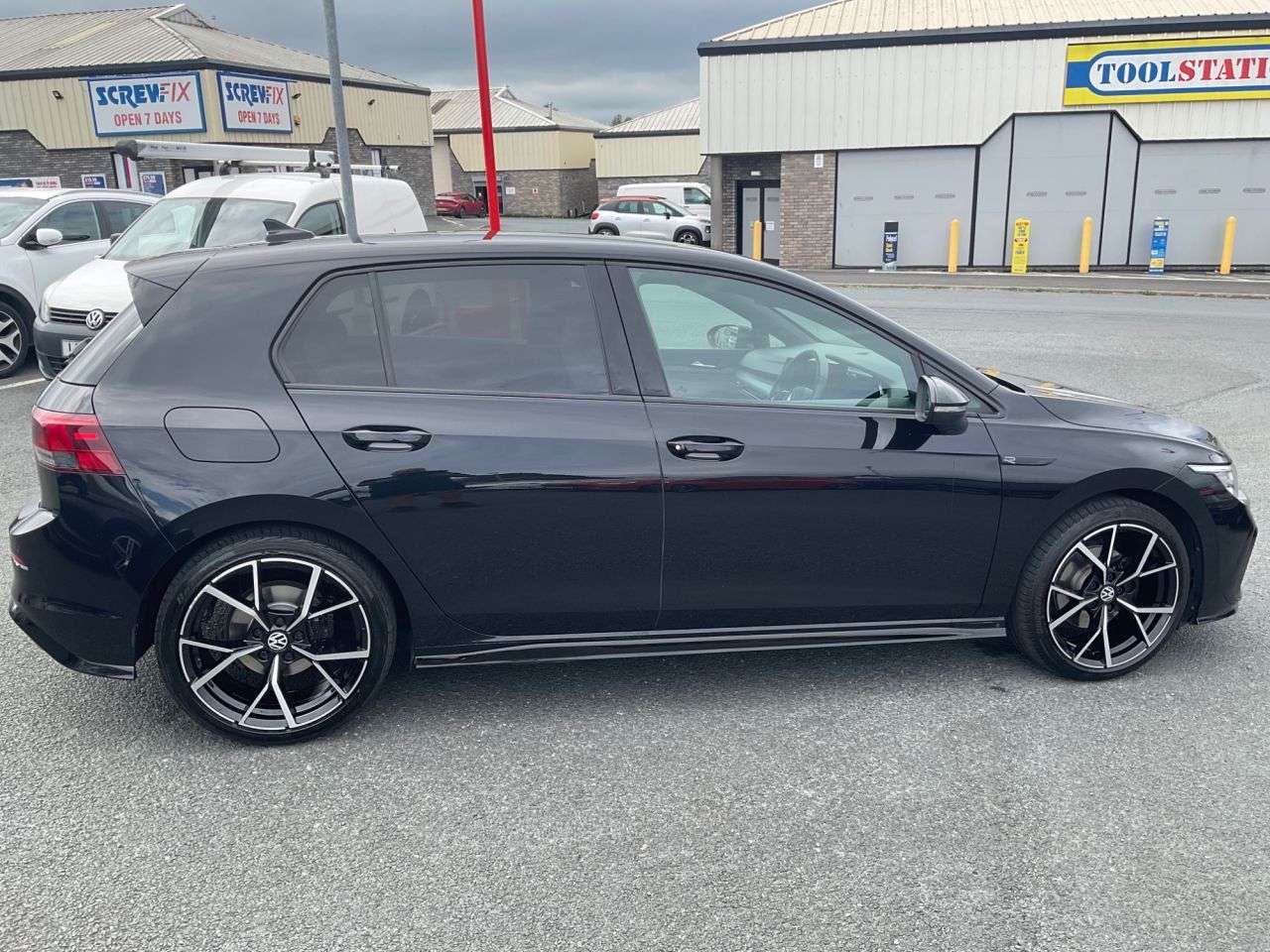 A 2020 VOLKSWAGEN GOLF 1.5 eTSI MHEV R-Line Hatchback 5dr Petrol Hybrid DSG Euro 6 (s/s) (150 ps) A 2020 VOLKSWAGEN GOLF 1.5 eTSI MHEV R-Line Hatchback 5dr Petrol Hybrid DSG Euro 6 (s/s) (150 ps)