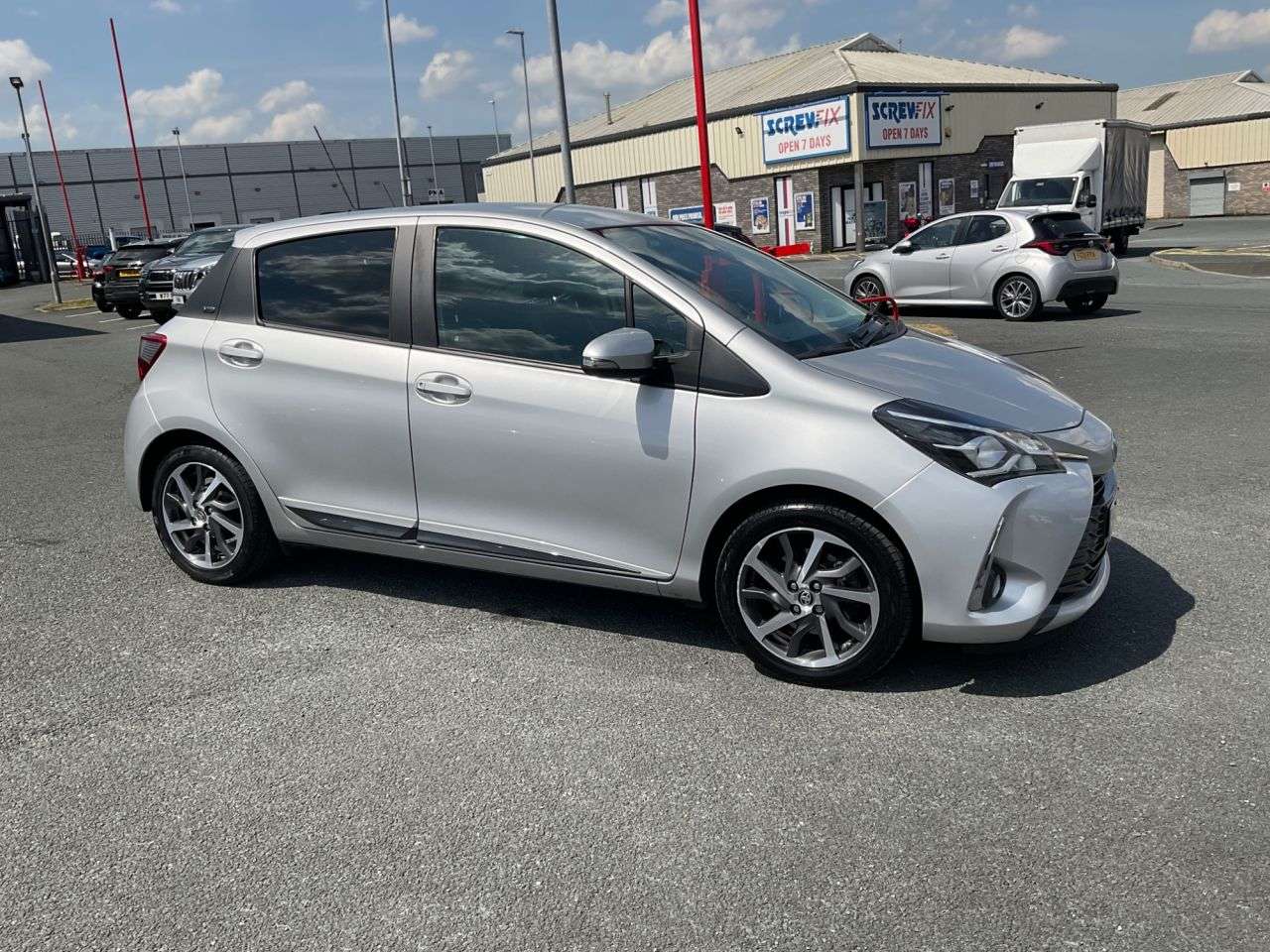 A 2020 TOYOTA YARIS 1.5 VVT-i Y20 Bi-tone Hatchback 5dr Petrol CVT Euro 6 (111 ps) A 2020 TOYOTA YARIS 1.5 VVT-i Y20 Bi-tone Hatchback 5dr Petrol CVT Euro 6 (111 ps)
