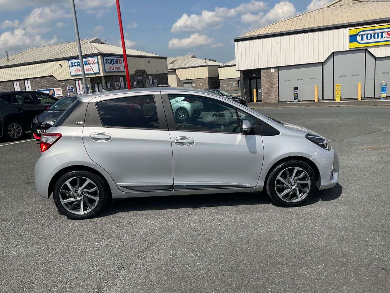 A 2020 TOYOTA YARIS 1.5 VVT-i Y20 Bi-tone Hatchback 5dr Petrol CVT Euro 6 (111 ps) A 2020 TOYOTA YARIS 1.5 VVT-i Y20 Bi-tone Hatchback 5dr Petrol CVT Euro 6 (111 ps)