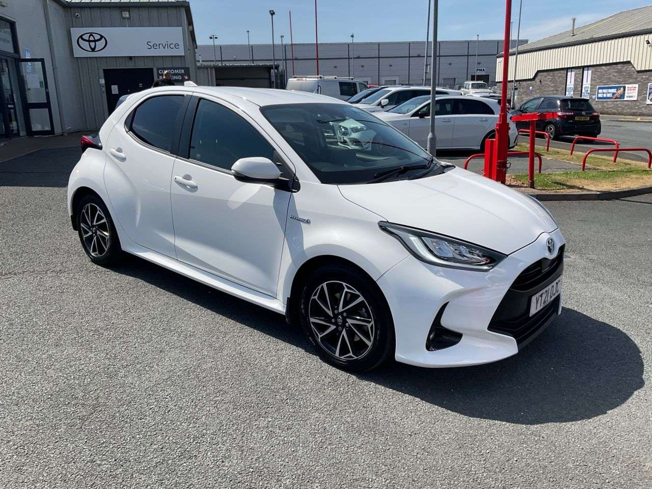 A 2021 TOYOTA YARIS 1.5 VVT-h Design Hatchback 5dr Petrol Hybrid E-CVT Euro 6 (s/s) (116 ps) Cr A 2021 TOYOTA YARIS 1.5 VVT-h Design Hatchback 5dr Petrol Hybrid E-CVT Euro 6 (s/s) (116 ps) Cr