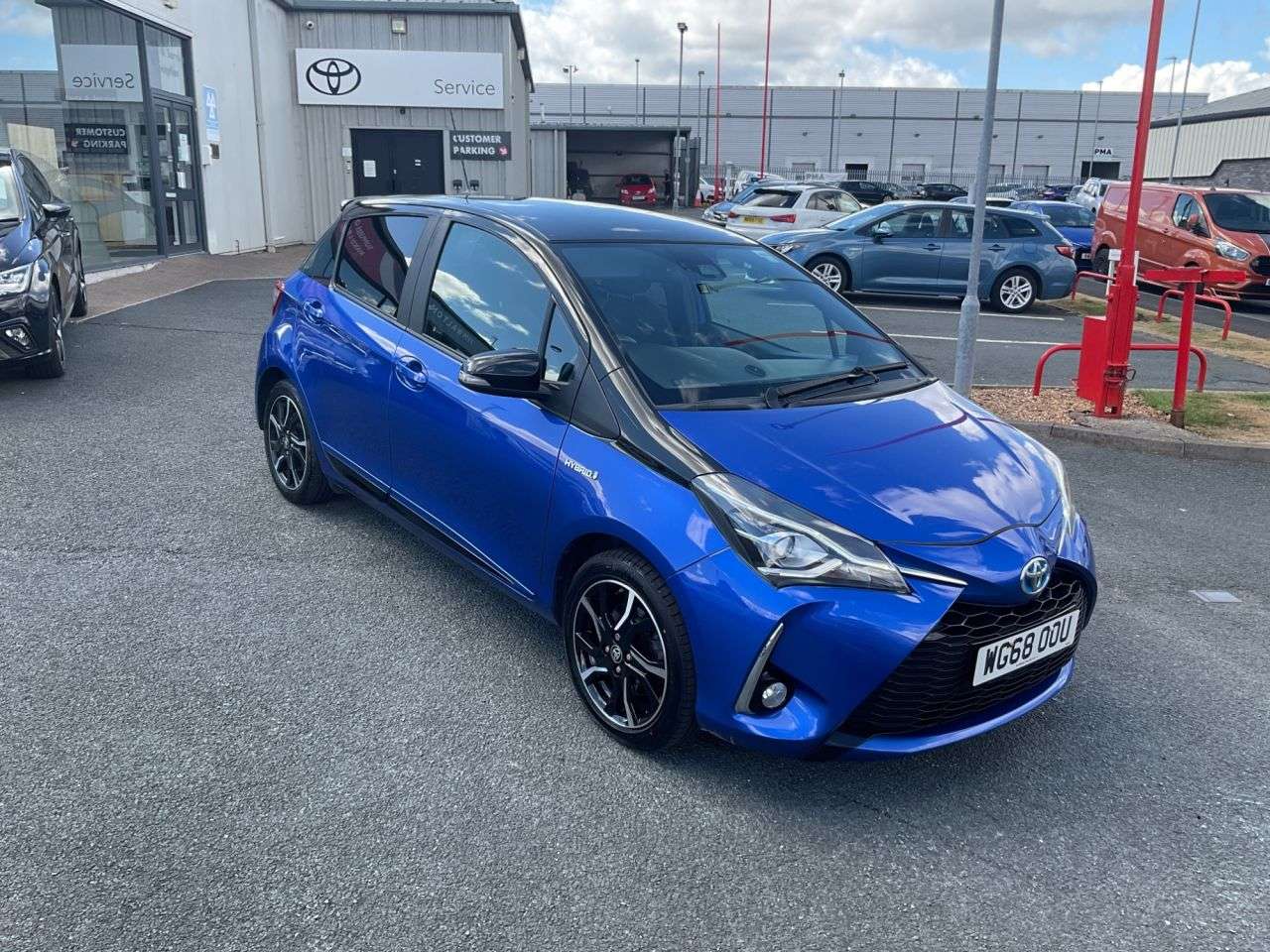 A 2019 TOYOTA YARIS 1.5 VVT-h Blue Bi-Tone Hatchback 5dr Petrol Hybrid E-CVT Euro 6 (s/s) (100 A 2019 TOYOTA YARIS 1.5 VVT-h Blue Bi-Tone Hatchback 5dr Petrol Hybrid E-CVT Euro 6 (s/s) (100