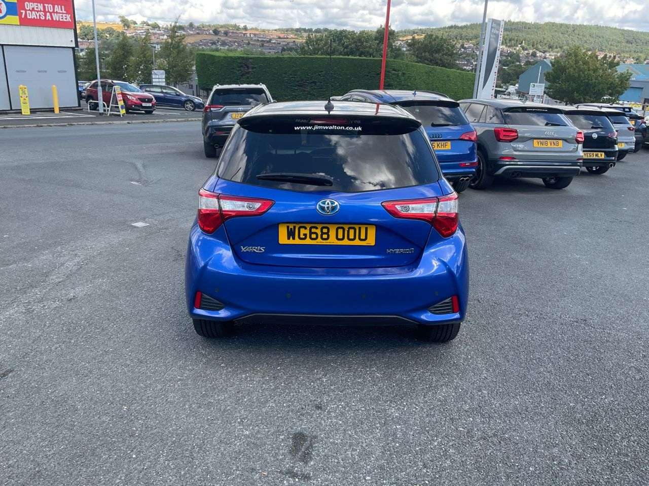 A 2019 TOYOTA YARIS 1.5 VVT-h Blue Bi-Tone Hatchback 5dr Petrol Hybrid E-CVT Euro 6 (s/s) (100 A 2019 TOYOTA YARIS 1.5 VVT-h Blue Bi-Tone Hatchback 5dr Petrol Hybrid E-CVT Euro 6 (s/s) (100