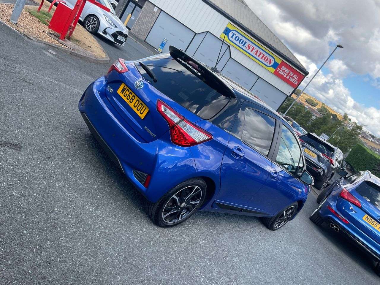 A 2019 TOYOTA YARIS 1.5 VVT-h Blue Bi-Tone Hatchback 5dr Petrol Hybrid E-CVT Euro 6 (s/s) (100 A 2019 TOYOTA YARIS 1.5 VVT-h Blue Bi-Tone Hatchback 5dr Petrol Hybrid E-CVT Euro 6 (s/s) (100