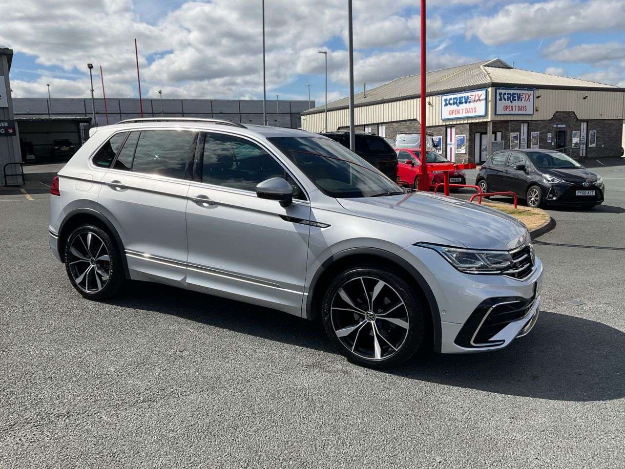 A 2021 VOLKSWAGEN TIGUAN 2.0 TDI R-Line SUV 5dr Diesel DSG 4Motion Euro 6 (s/s) (150 ps) Sensors Pan A 2021 VOLKSWAGEN TIGUAN 2.0 TDI R-Line SUV 5dr Diesel DSG 4Motion Euro 6 (s/s) (150 ps) Sensors Pan