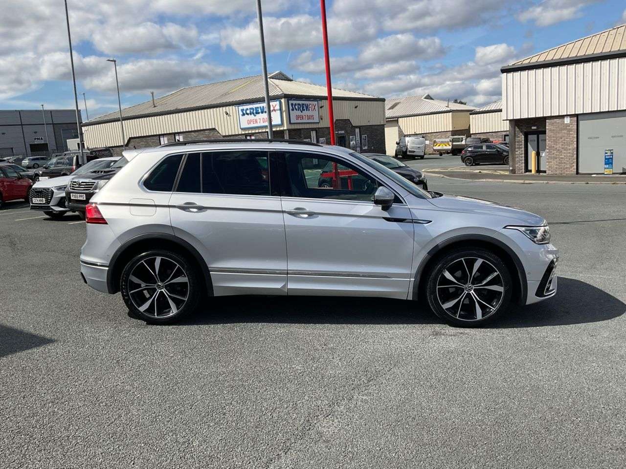 A 2021 VOLKSWAGEN TIGUAN 2.0 TDI R-Line SUV 5dr Diesel DSG 4Motion Euro 6 (s/s) (150 ps) Sensors Pan A 2021 VOLKSWAGEN TIGUAN 2.0 TDI R-Line SUV 5dr Diesel DSG 4Motion Euro 6 (s/s) (150 ps) Sensors Pan
