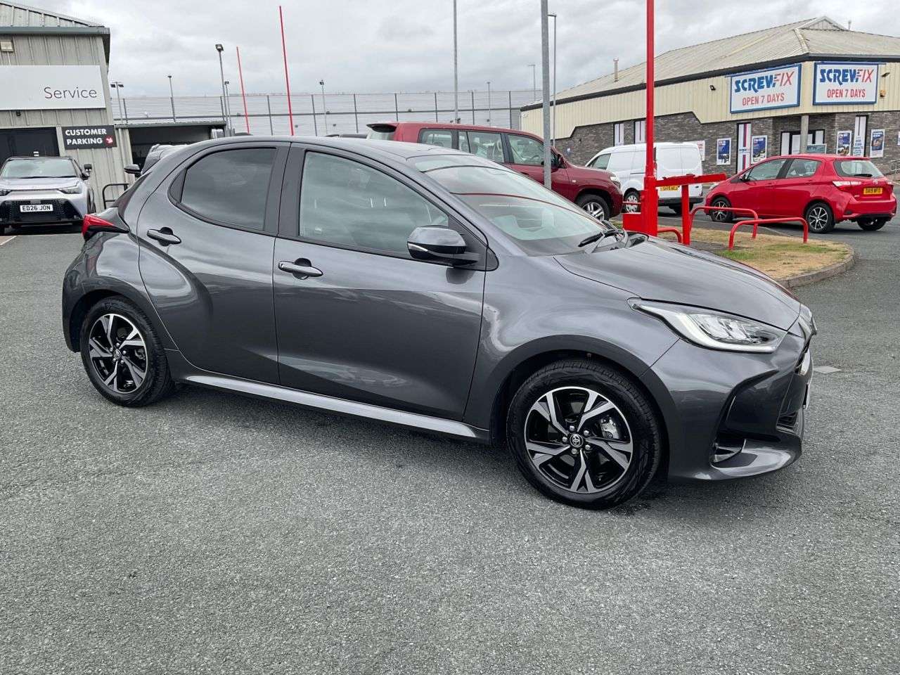 A 2025 TOYOTA YARIS 1.5 VVT-h Design Hatchback 5dr Petrol Hybrid E-CVT Euro 6 (s/s) (116 ps) A 2025 TOYOTA YARIS 1.5 VVT-h Design Hatchback 5dr Petrol Hybrid E-CVT Euro 6 (s/s) (116 ps)
