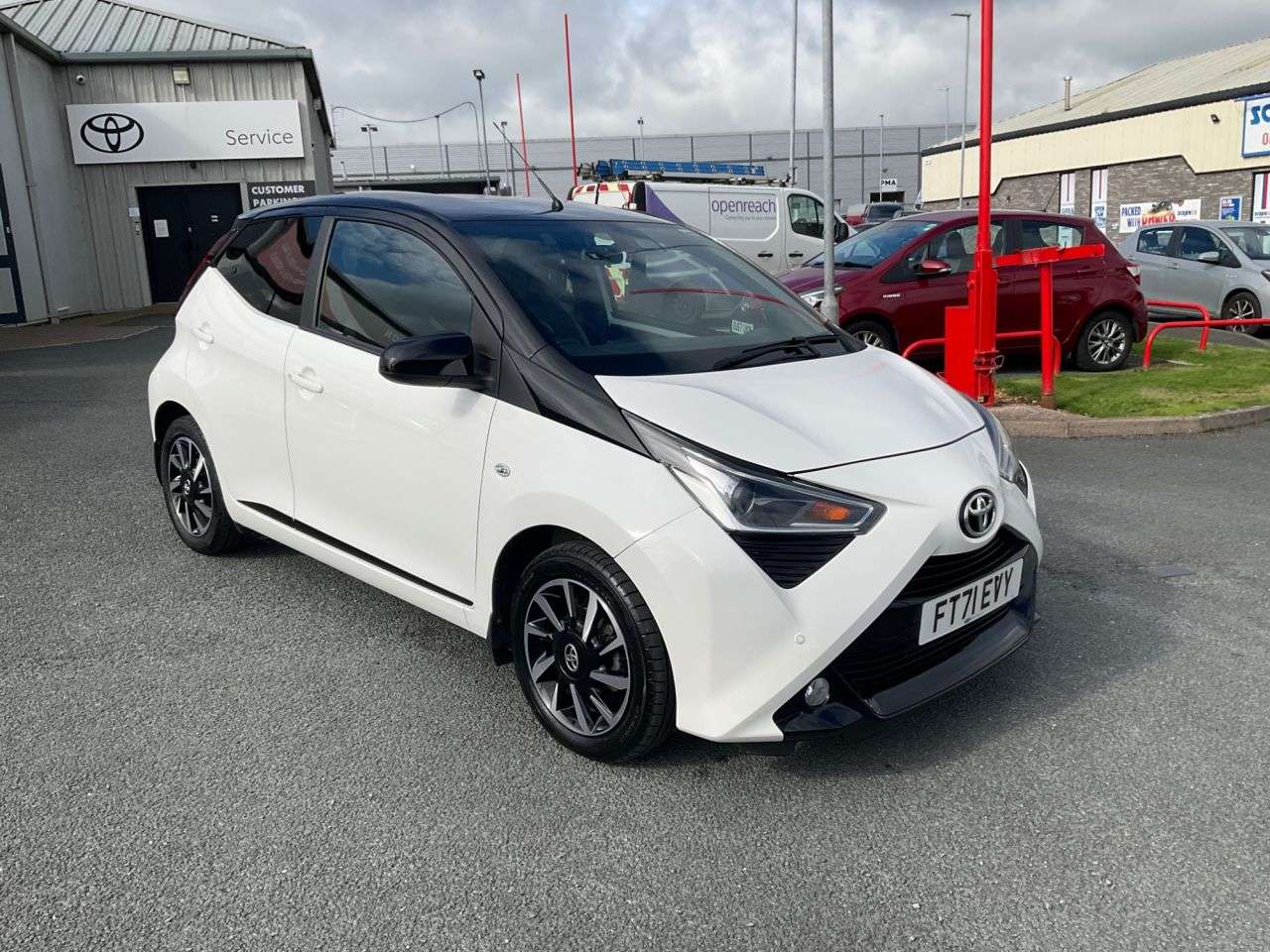A 2022 TOYOTA AYGO 1.0 VVT-i x-trend Hatchback 5dr Petrol Manual Euro 6 (s/s) (71 ps) A 2022 TOYOTA AYGO 1.0 VVT-i x-trend Hatchback 5dr Petrol Manual Euro 6 (s/s) (71 ps)