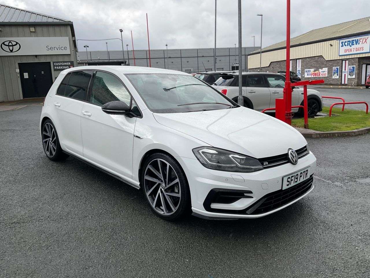 A 2019 VOLKSWAGEN GOLF 2.0 TSI R Hatchback 5dr Petrol DSG 4Motion Euro 6 (s/s) (300 ps) A 2019 VOLKSWAGEN GOLF 2.0 TSI R Hatchback 5dr Petrol DSG 4Motion Euro 6 (s/s) (300 ps)