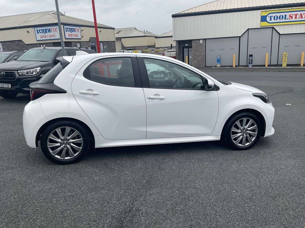 A 2023 TOYOTA YARIS 1.5 VVT-h Icon Hatchback 5dr Petrol Hybrid E-CVT Euro 6 (s/s) (116 ps) Came A 2023 TOYOTA YARIS 1.5 VVT-h Icon Hatchback 5dr Petrol Hybrid E-CVT Euro 6 (s/s) (116 ps) Came