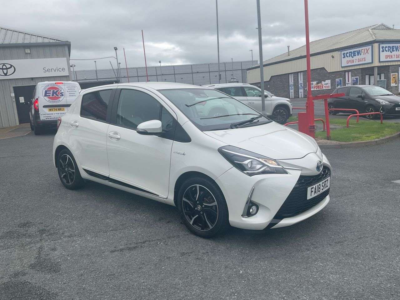 A 2018 TOYOTA YARIS 1.5 VVT-h Design Hatchback 5dr Petrol Hybrid E-CVT Euro 6 (s/s) (100 ps) A 2018 TOYOTA YARIS 1.5 VVT-h Design Hatchback 5dr Petrol Hybrid E-CVT Euro 6 (s/s) (100 ps)