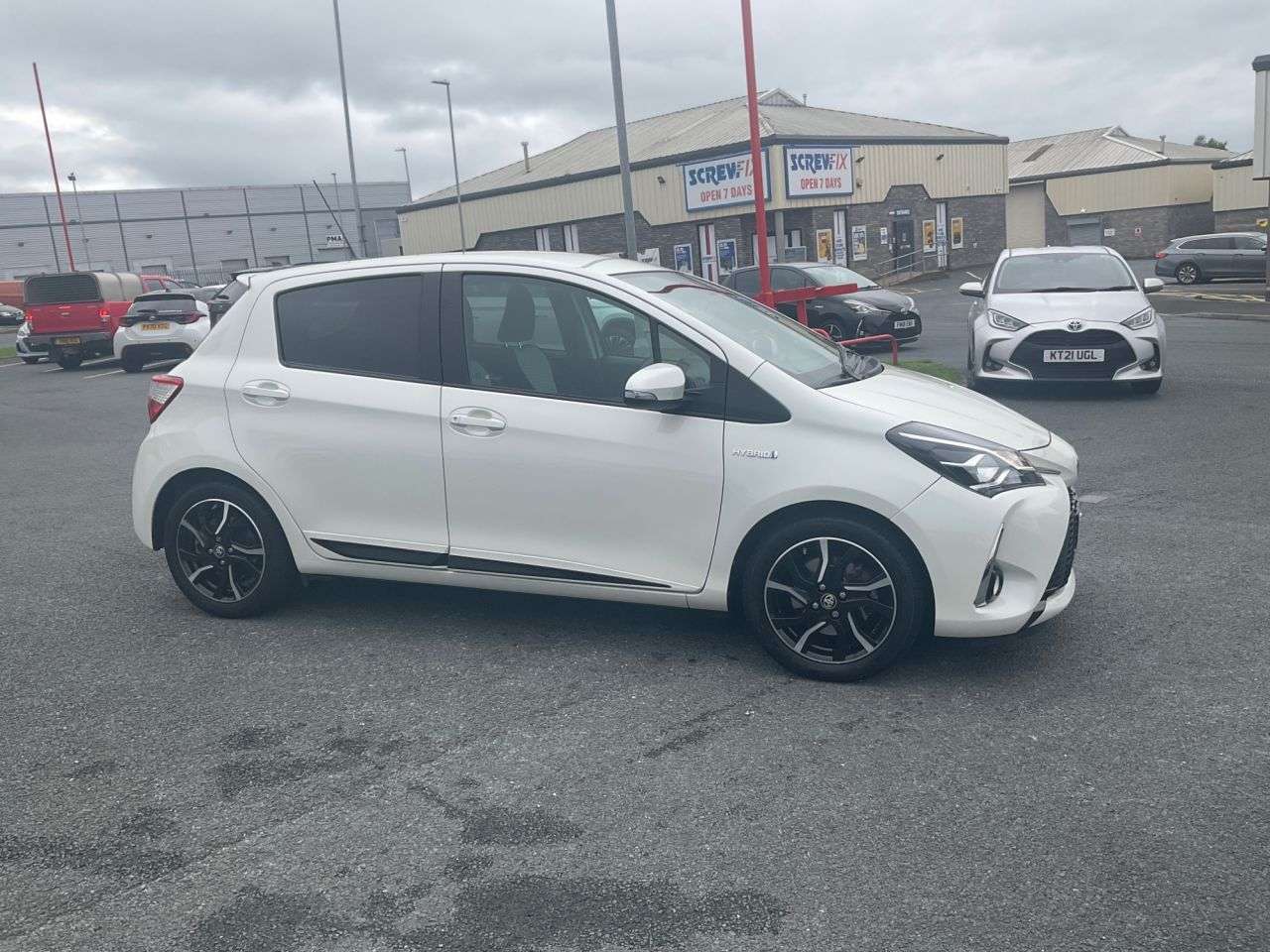 A 2018 TOYOTA YARIS 1.5 VVT-h Design Hatchback 5dr Petrol Hybrid E-CVT Euro 6 (s/s) (100 ps) A 2018 TOYOTA YARIS 1.5 VVT-h Design Hatchback 5dr Petrol Hybrid E-CVT Euro 6 (s/s) (100 ps)
