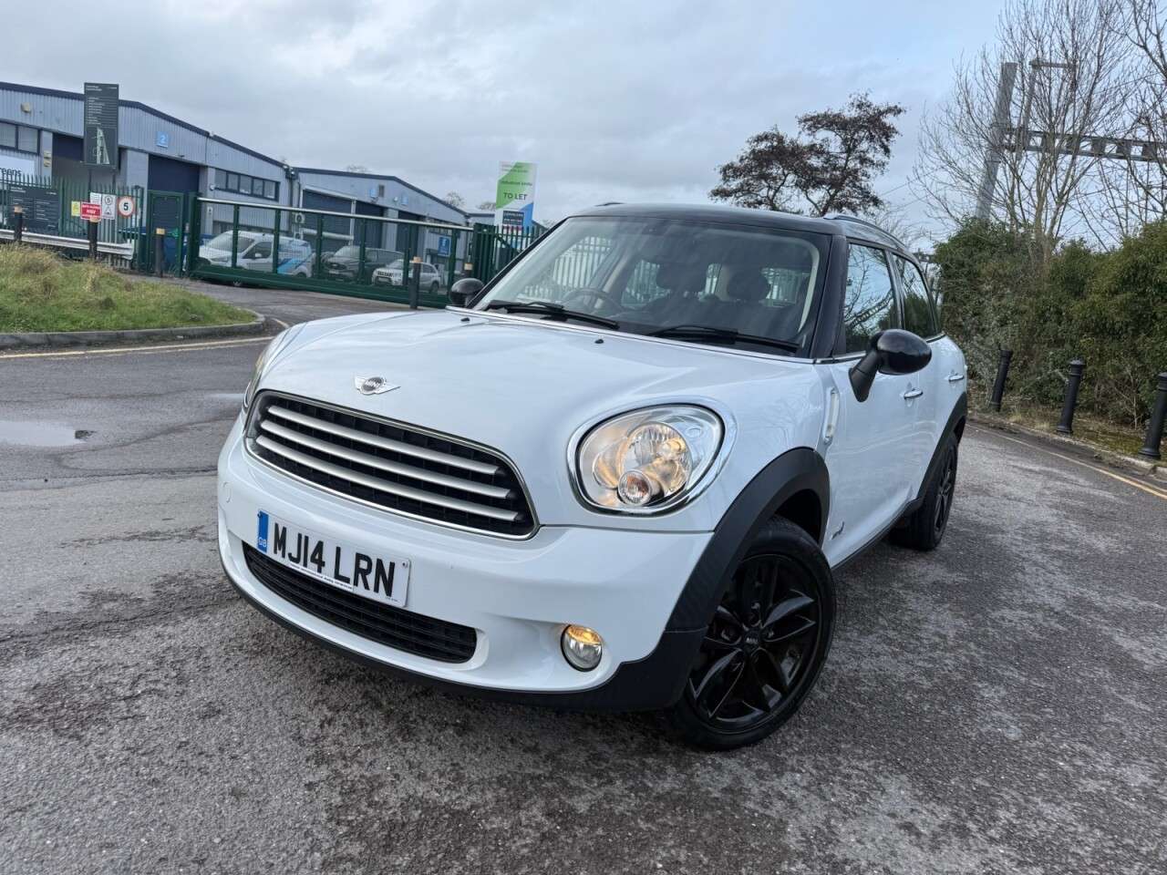 A 2014 MINI COUNTRYMAN 1.6 Cooper SUV 5dr Petrol Manual ALL4 Euro 6 (s/s) (122 ps) 12 Months MOT + A 2014 MINI COUNTRYMAN 1.6 Cooper SUV 5dr Petrol Manual ALL4 Euro 6 (s/s) (122 ps) 12 Months MOT +